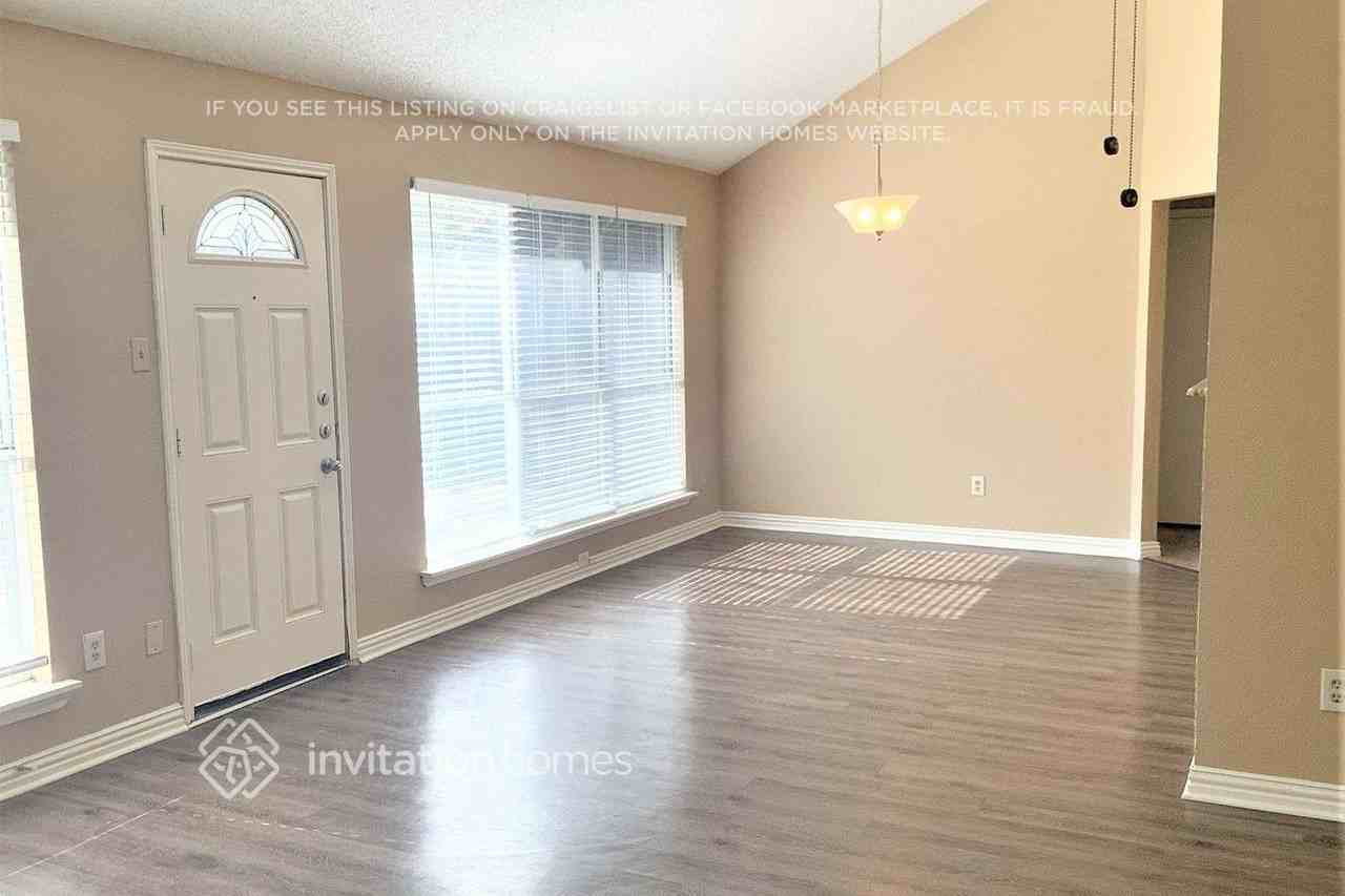 4965 Briar Oaks Ln - Photo 2 of 13