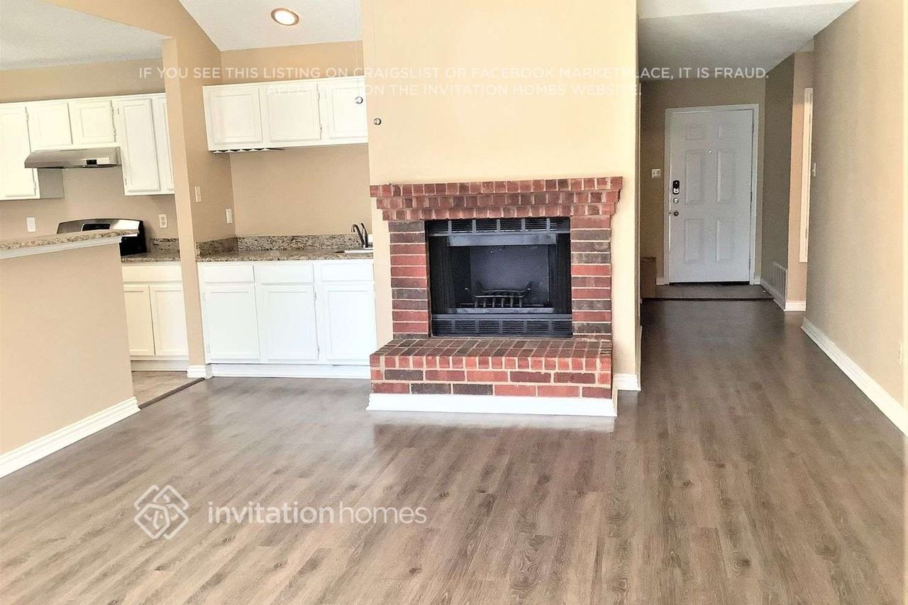 4965 Briar Oaks Ln - Photo 3 of 13