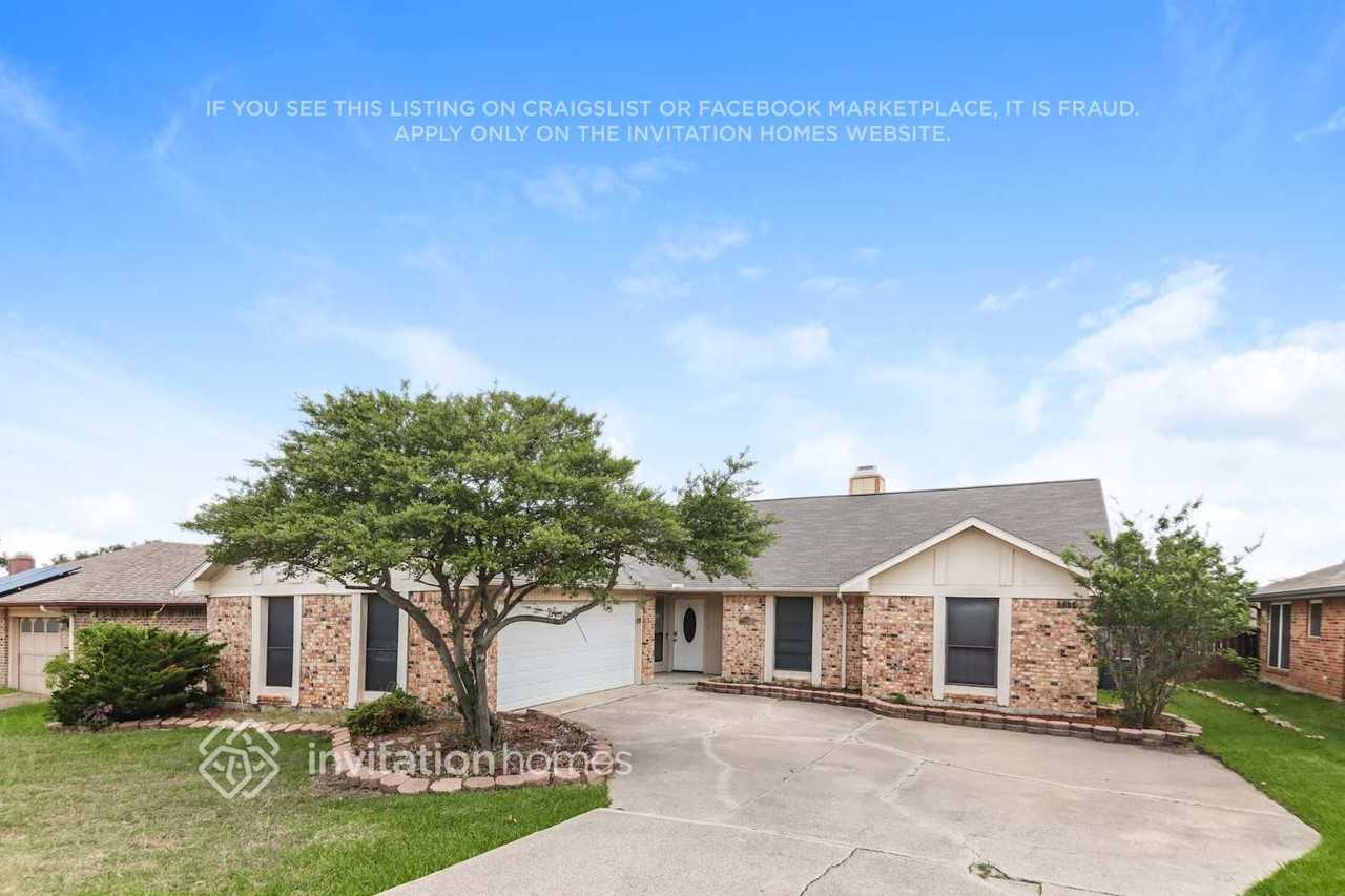 1717 Brighton Dr - Photo 3 of 17