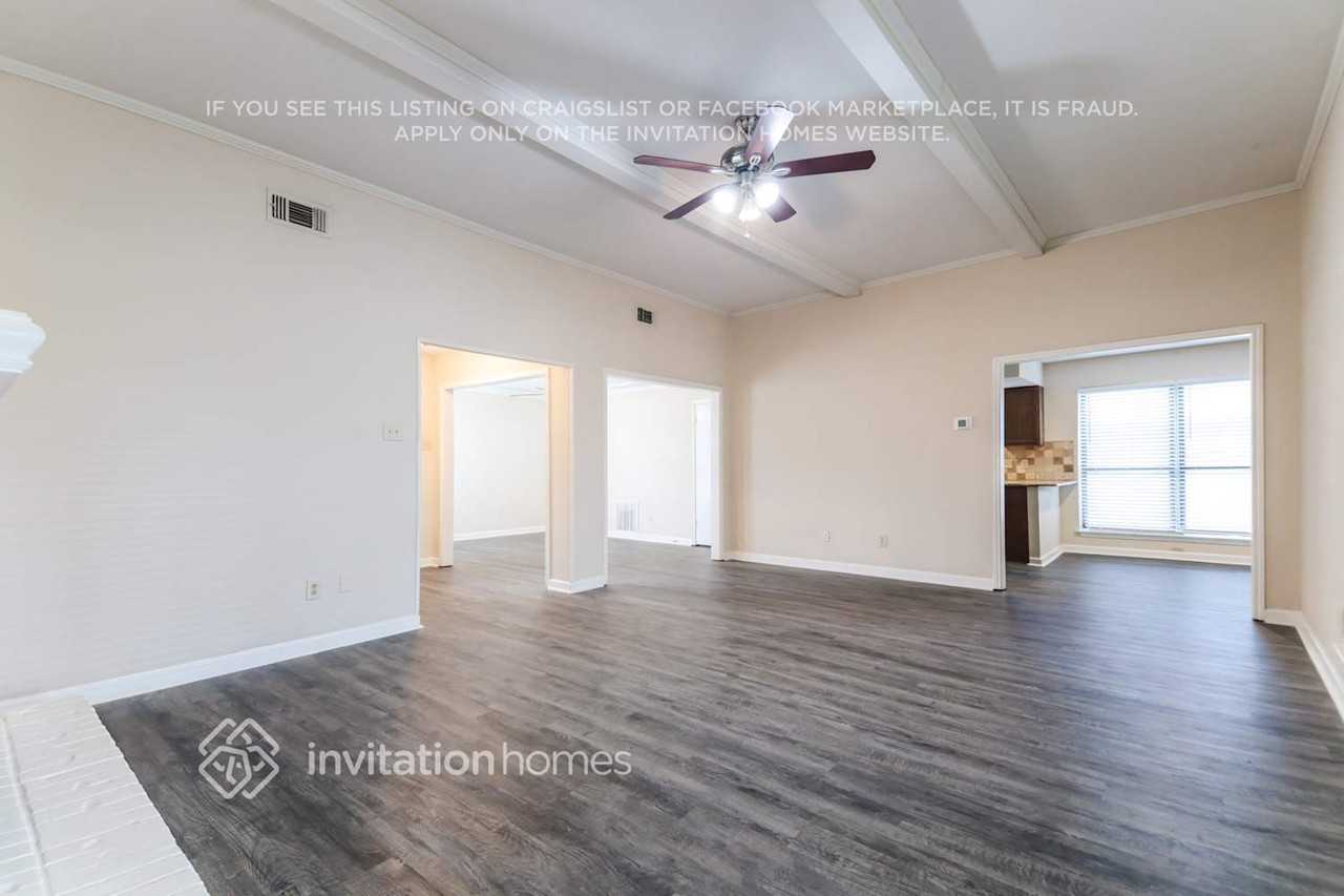 1717 Brighton Dr - Photo 5 of 17
