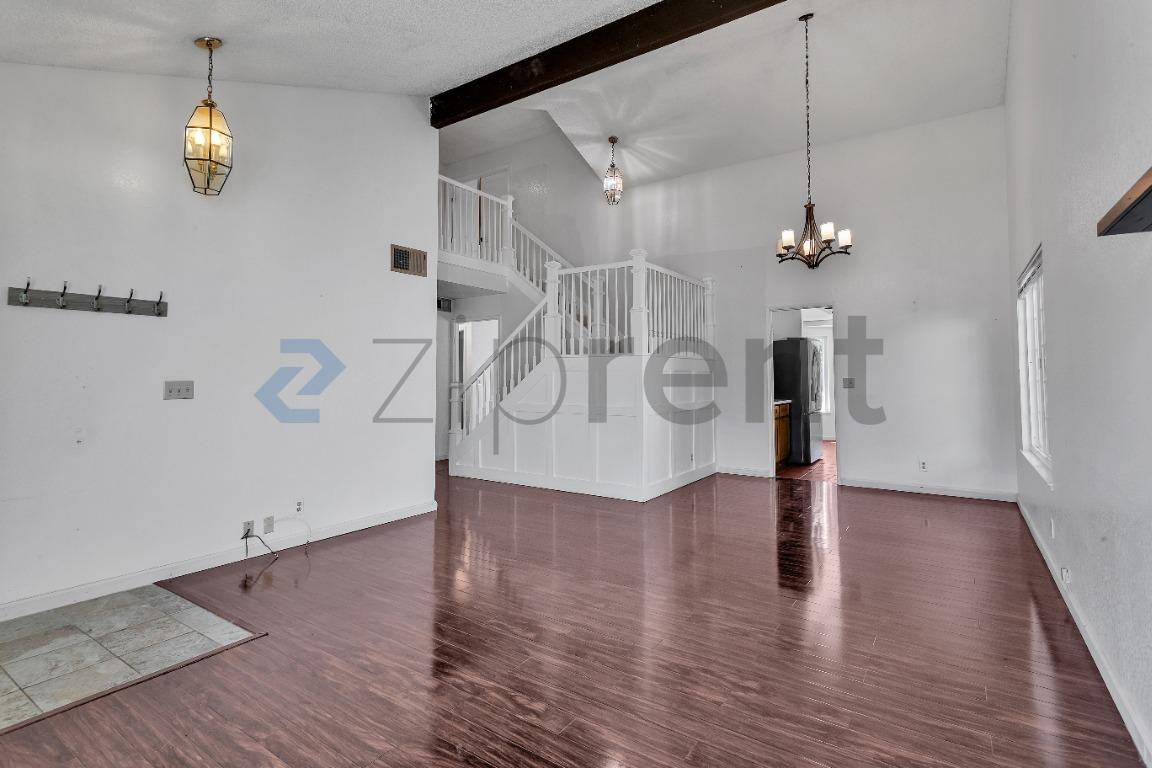32805 Palmdale Ct - Photo 5 of 36