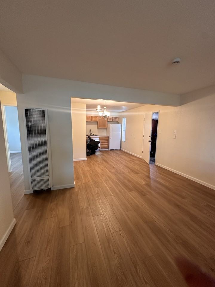 1930 L. Ellenburg Street - Photo 4 of 10