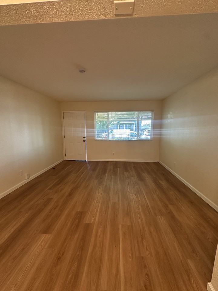 1930 L. Ellenburg Street - Photo 5 of 10