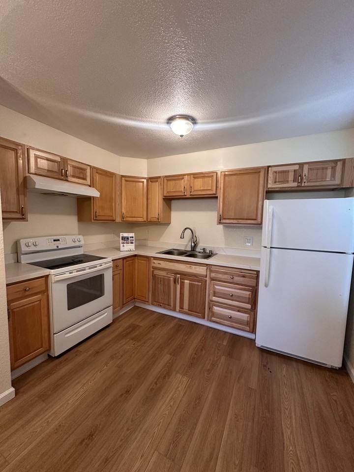 1930 L. Ellenburg Street - Photo 6 of 10