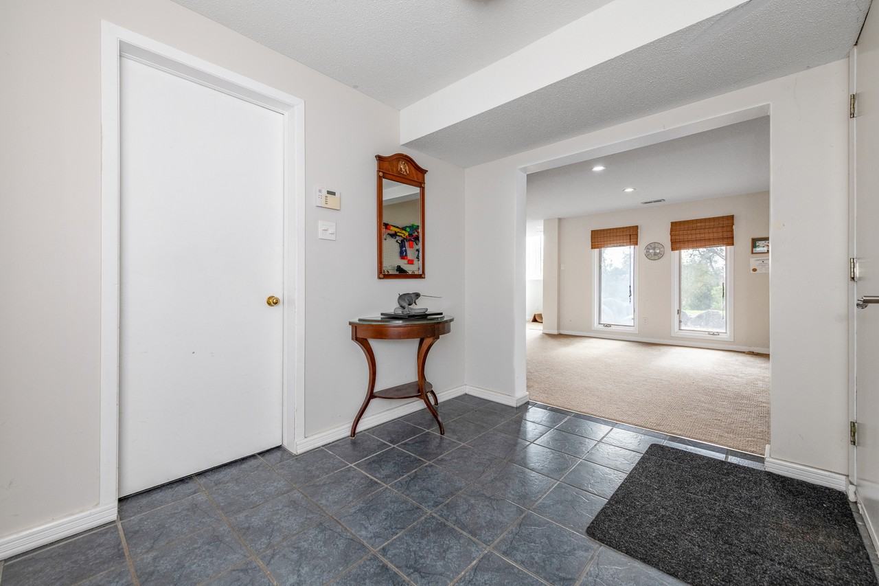 1238 Barnwell Cres - Photo 4 of 26