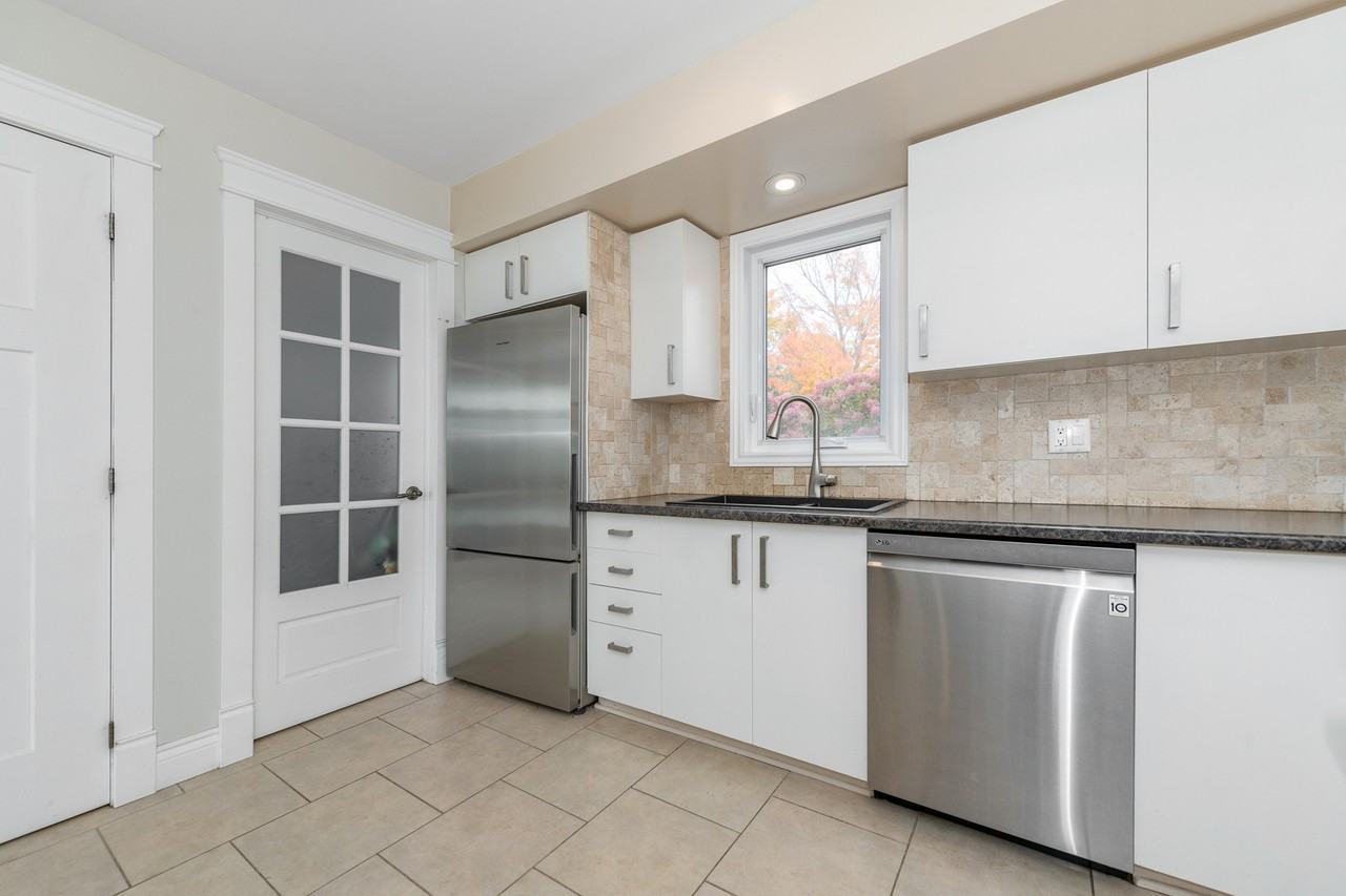 1238 Barnwell Cres - Photo 5 of 26