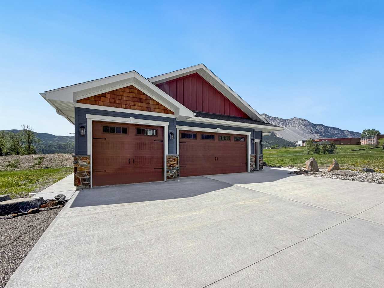 2925 214 Street, Bellevue, AB - Photo 2 of 35