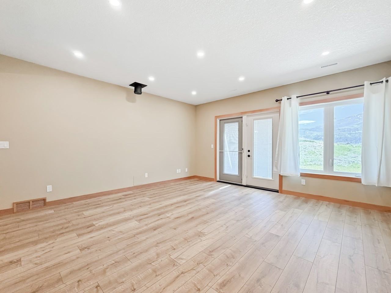 2925 214 Street, Bellevue, AB - Photo 4 of 35