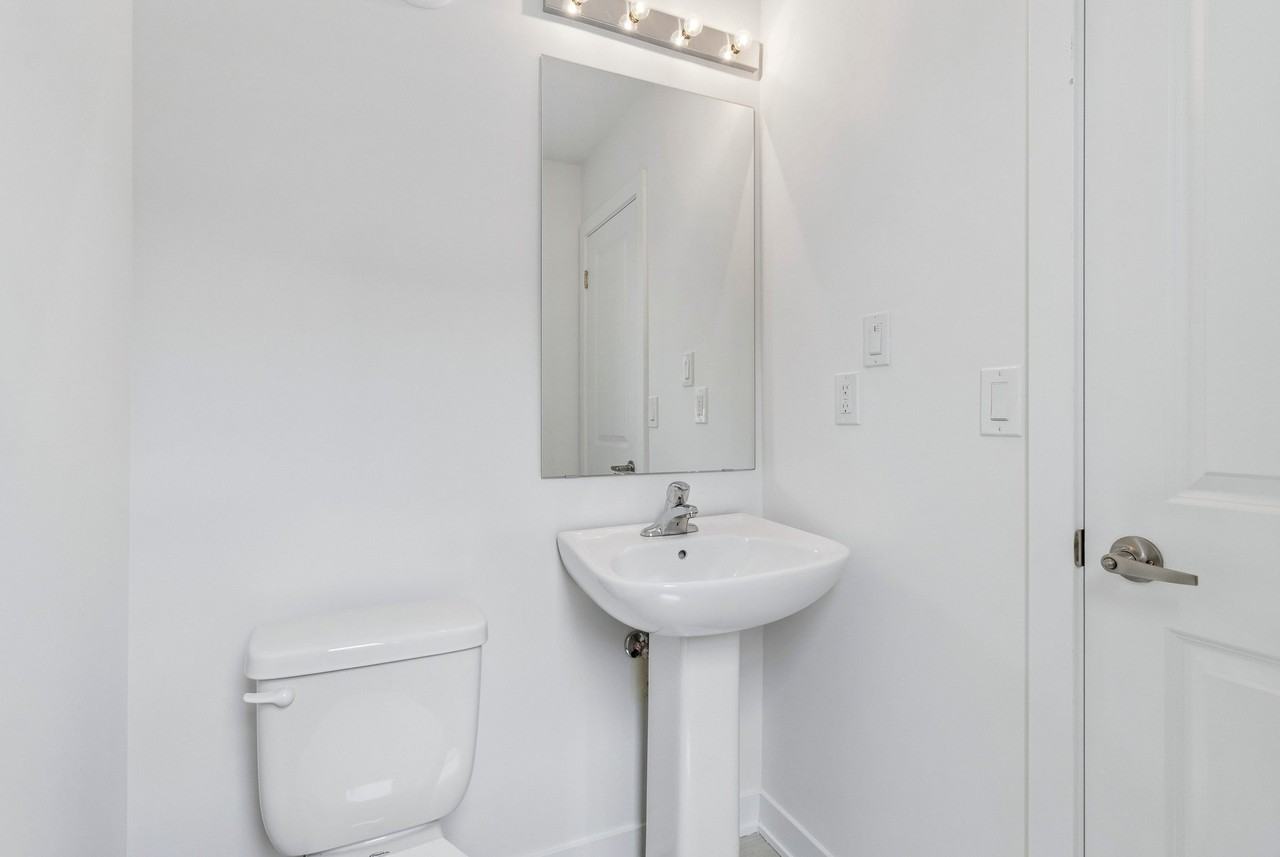 15100 Yonge St - Photo 7 of 13