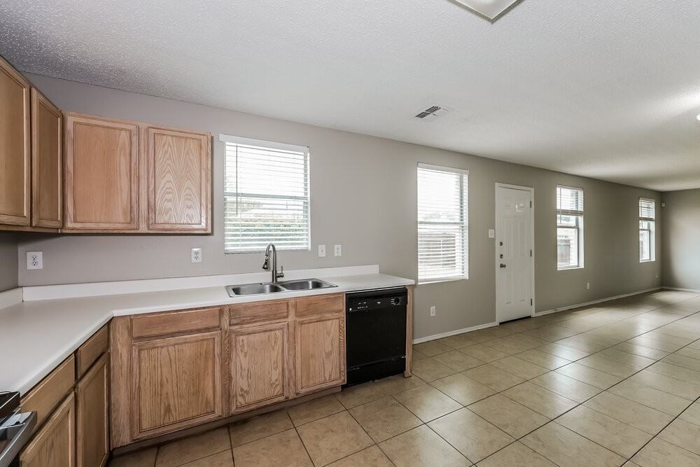 521 Merton Ct - Photo 7 of 17