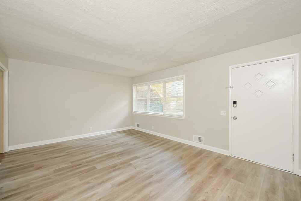 627 Grayson Pkwy - Photo 3 of 25