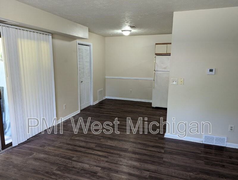 6054 In The Pines Dr Se - Photo 5 of 10