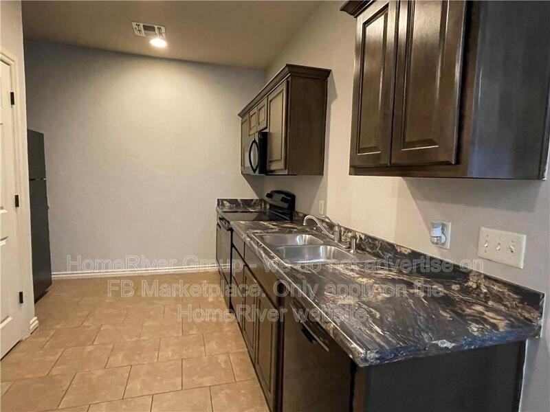 1004 Sw 92nd St - Photo 3 of 12