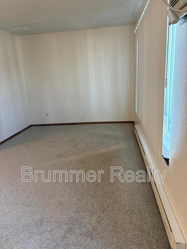 305 Waters Edge Dr - Photo 2 of 16