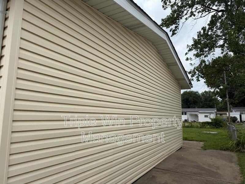 1315 Bobolink Dr - Photo 3 of 37