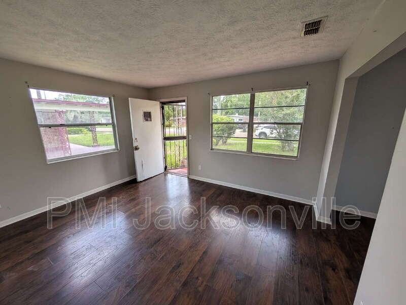 2562 W 28th St - Photo 2 of 7