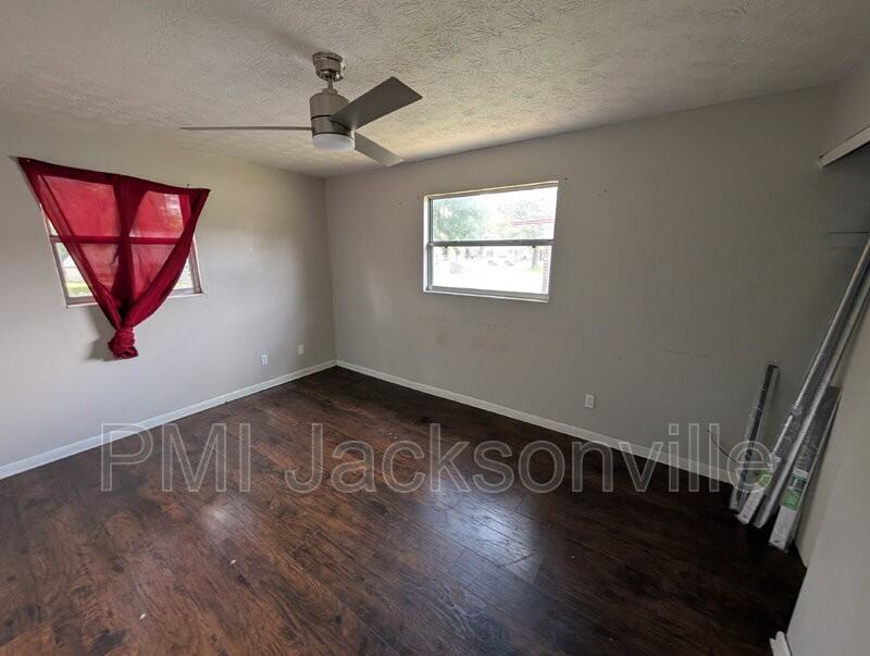 2562 W 28th St - Photo 4 of 7