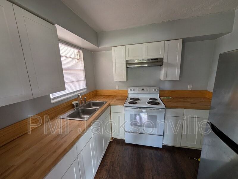 2562 W 28th St - Photo 7 of 7