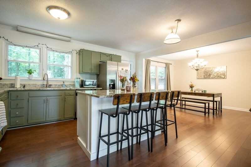 281 Rhodes Dr - Photo 3 of 41