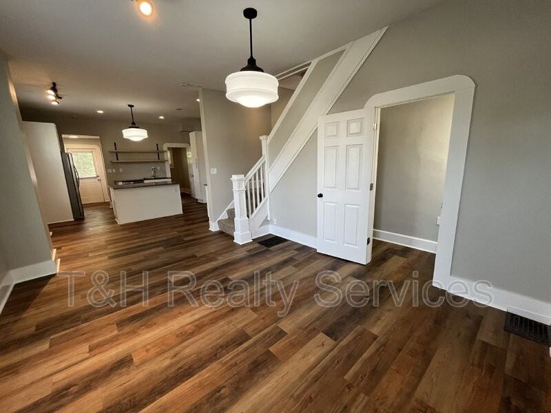 1123 Churchman Ave - Photo 5 of 18