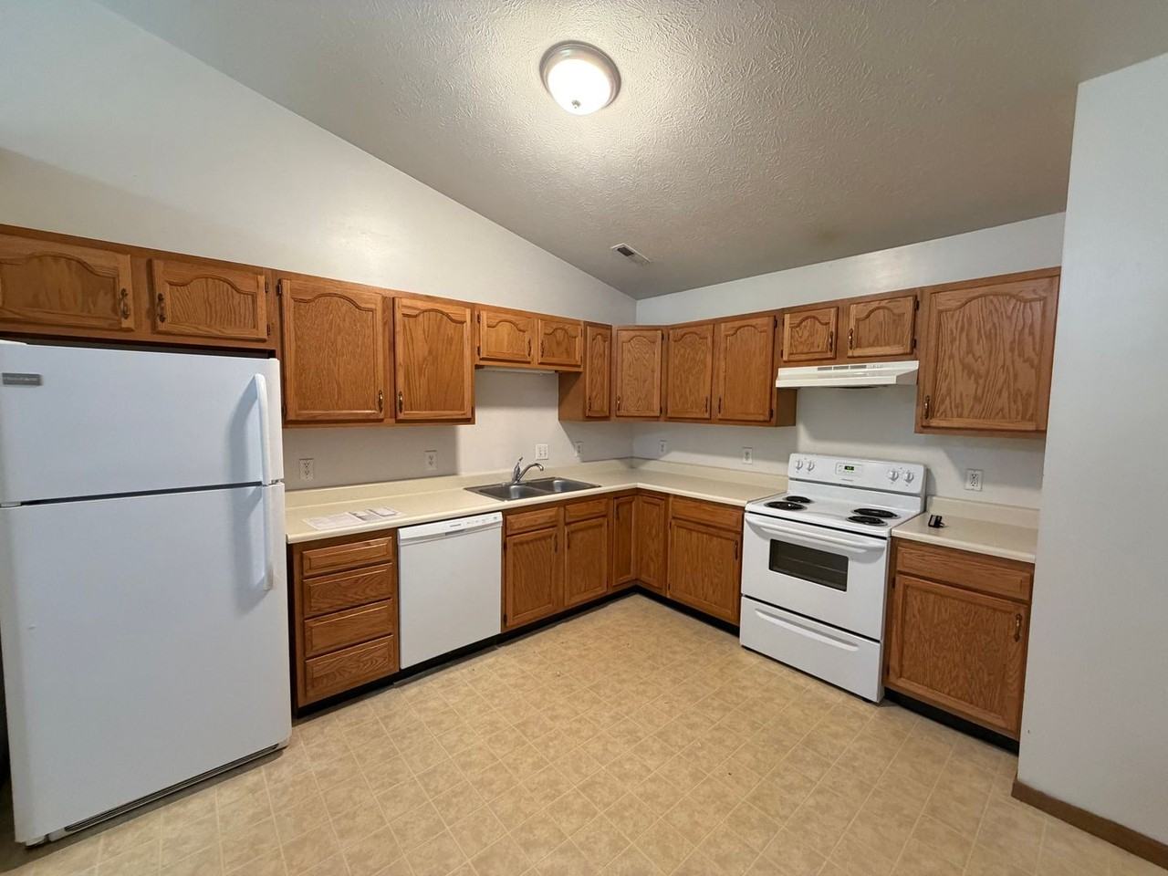 3516 Thornhill Cir W - Photo 2 of 14