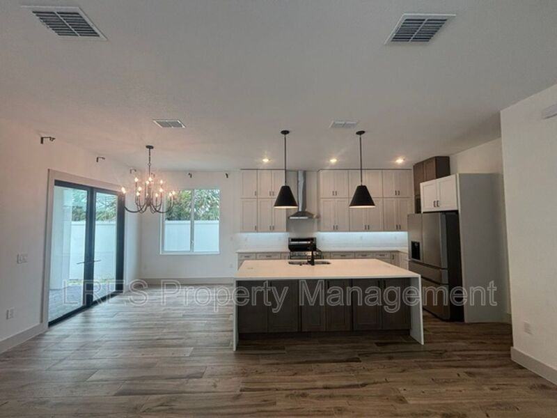 722 Ellwood Ave - Photo 7 of 43