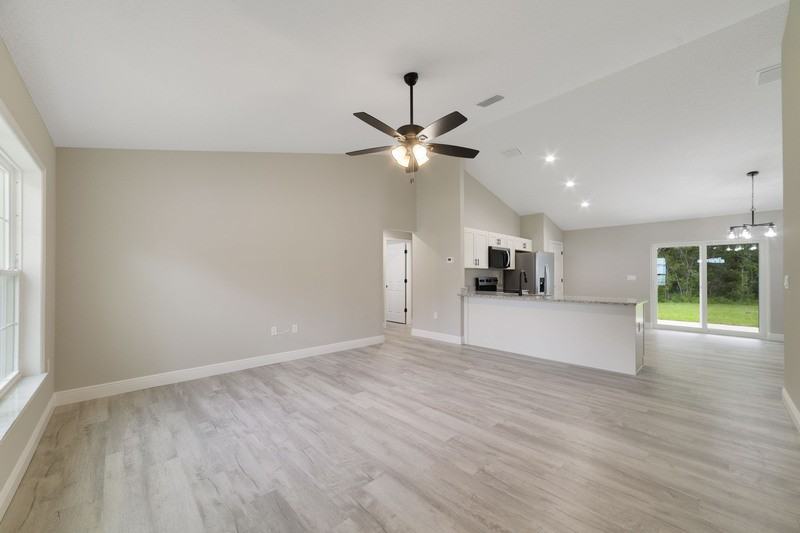 8949 N Cortlandt Dr - Photo 2 of 10