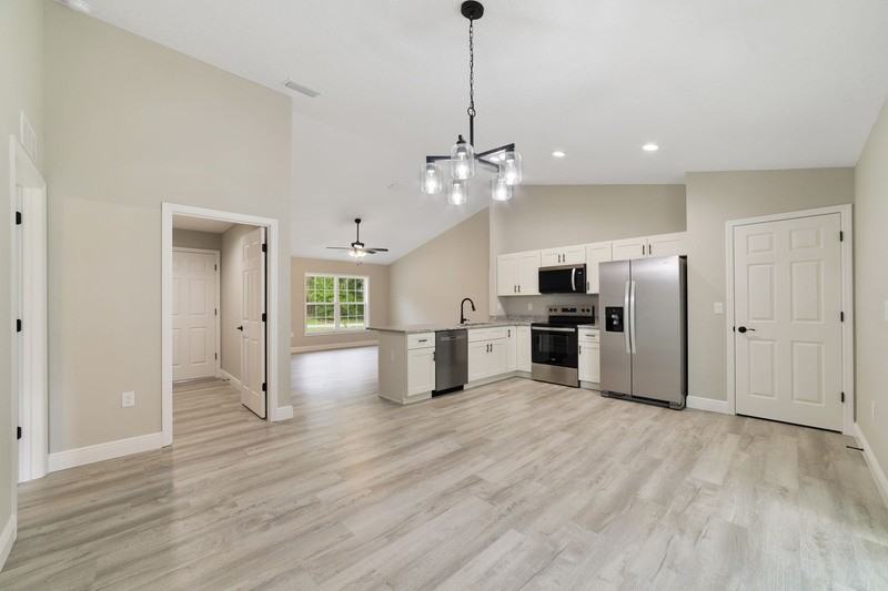 8949 N Cortlandt Dr - Photo 4 of 10