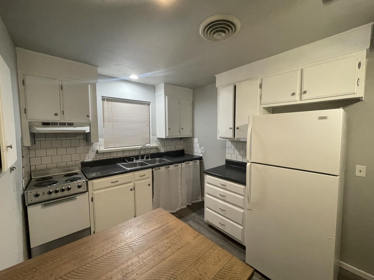 309 West 10th - Photo 3 of 14