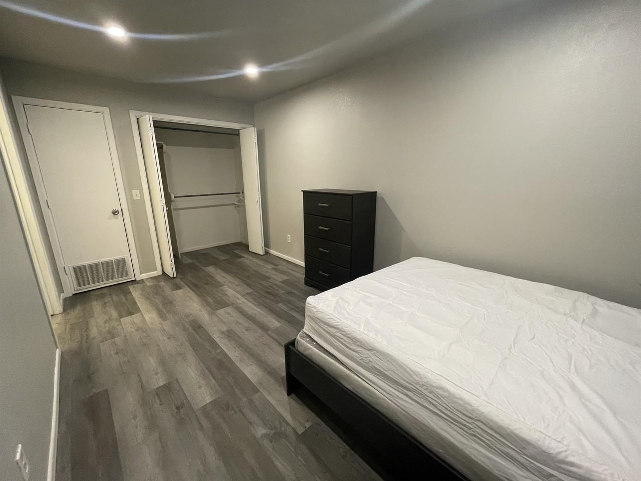 309 West 10th - Photo 5 of 14