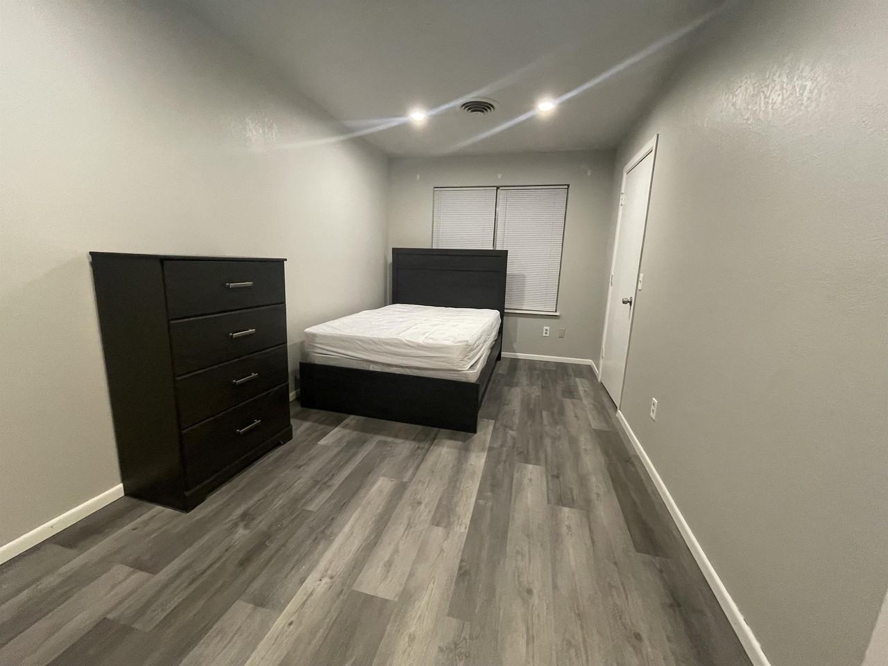 309 West 10th - Photo 6 of 14