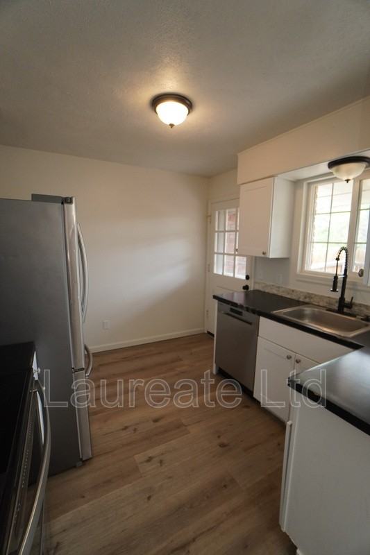 1110 Dexter St - Photo 6 of 19