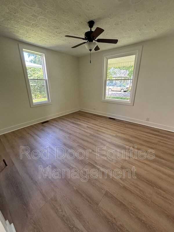 421 Washington Ave - Photo 3 of 18