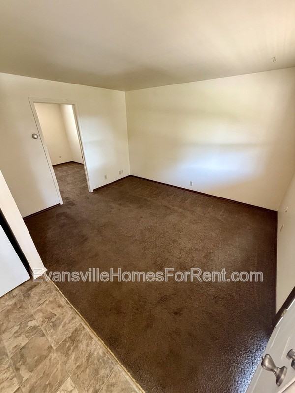 408 S Bosse Ave - Photo 3 of 7