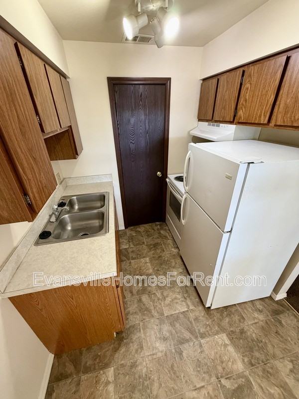 408 S Bosse Ave - Photo 4 of 7