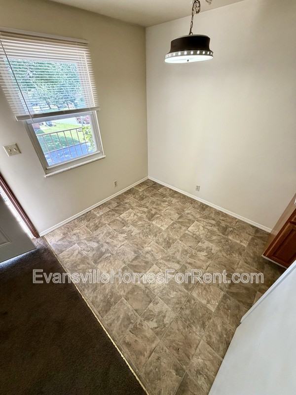 408 S Bosse Ave - Photo 5 of 7