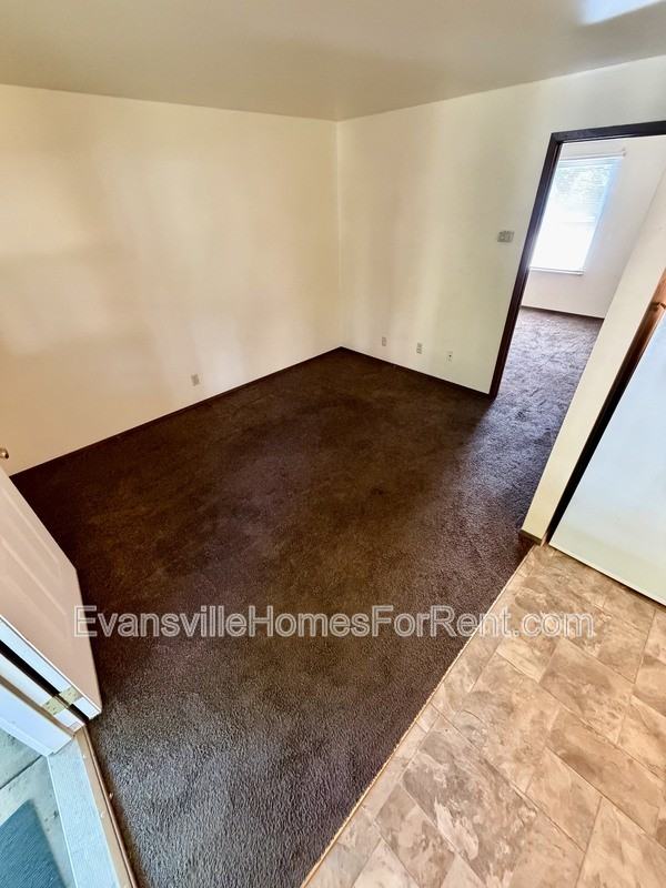 437 S Bosse Ave - Photo 3 of 8