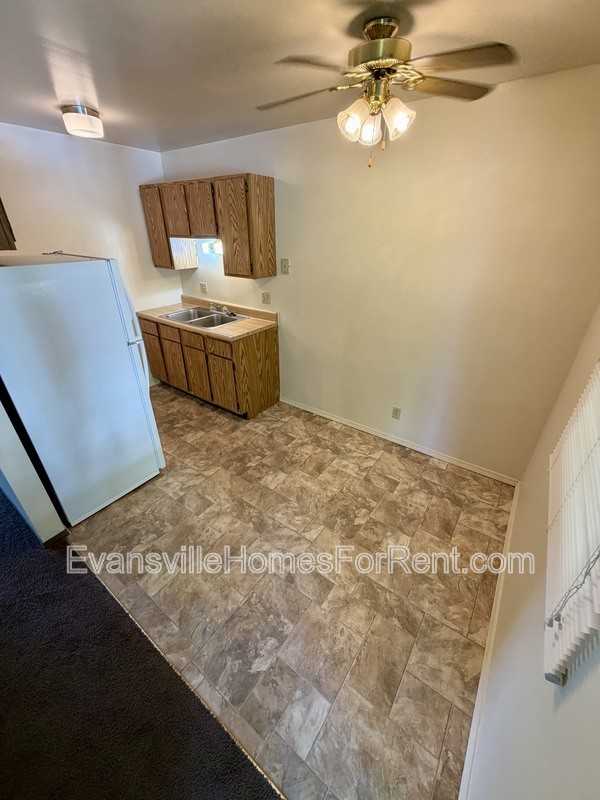 437 S Bosse Ave - Photo 4 of 8