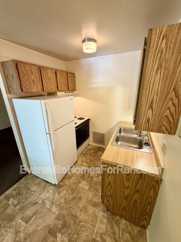 437 S Bosse Ave - Photo 5 of 8