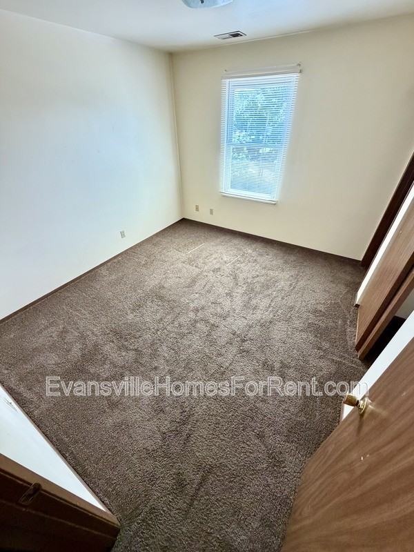 437 S Bosse Ave - Photo 7 of 8