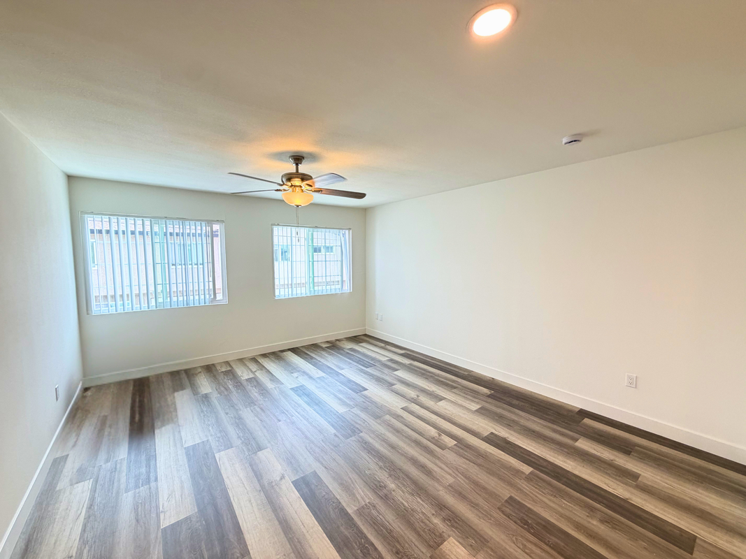 985 Valencia St - Photo 2 of 8