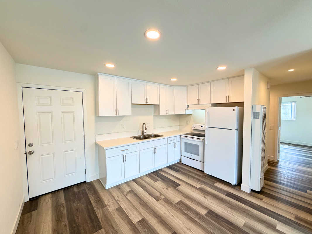 985 Valencia St - Photo 3 of 8