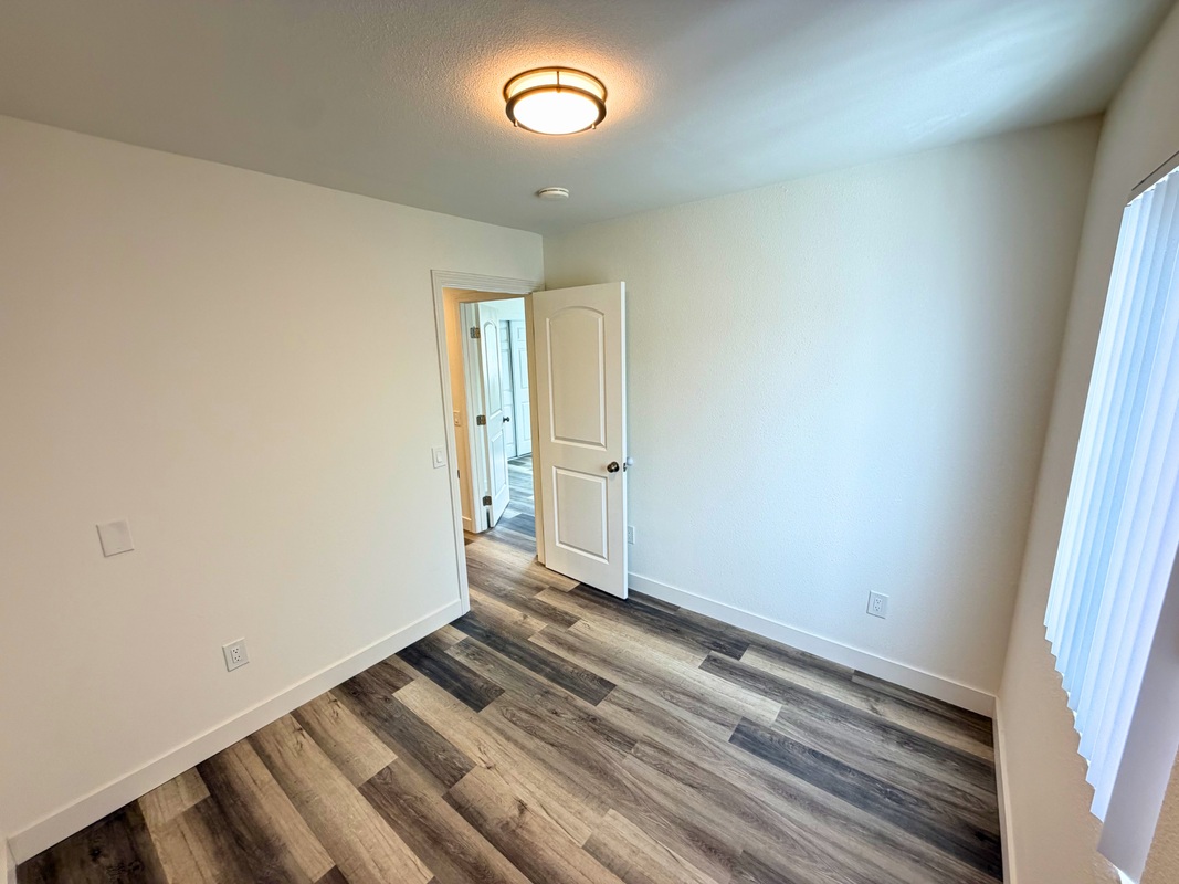 985 Valencia St - Photo 4 of 8