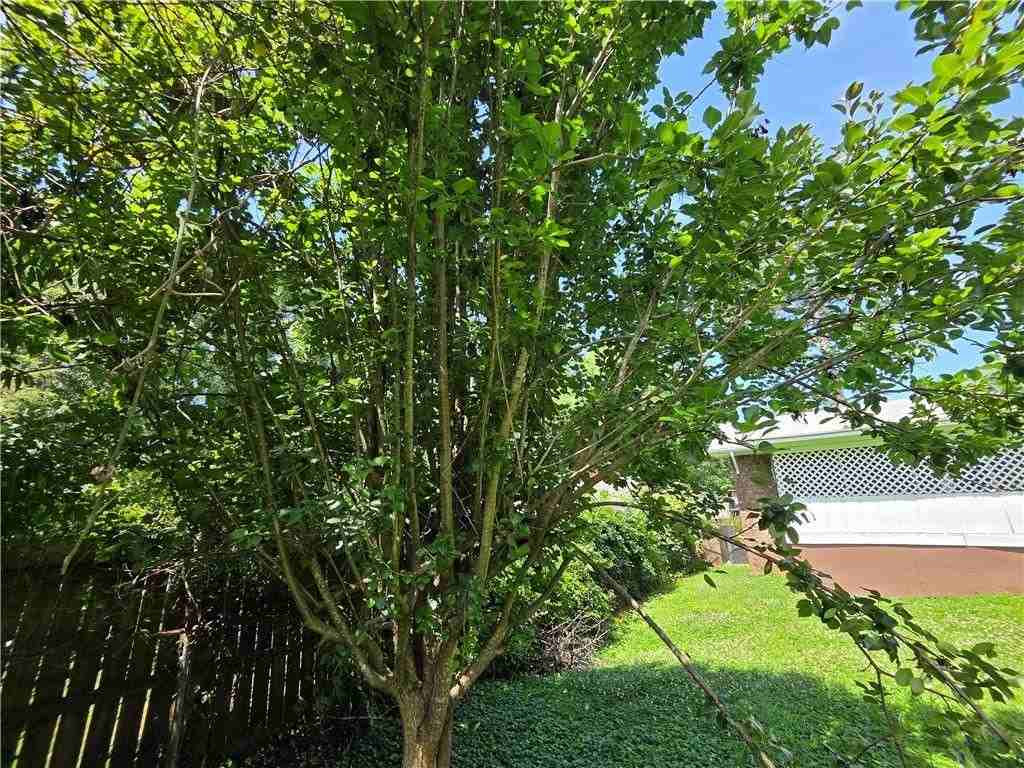 6684 Londonderry Dr - Photo 7 of 37