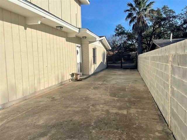 406 Longshadow Rd - Photo 2 of 12