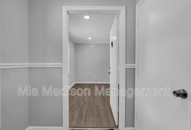 111 E Mell St #12 - Photo 3 of 17