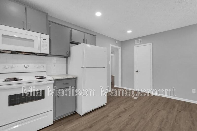 111 E Mell St #12 - Photo 6 of 17