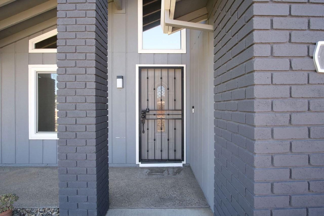 1058 Locust Ave - Photo 4 of 24