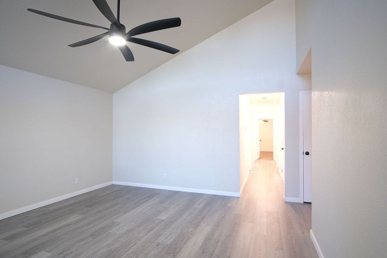 1058 Locust Ave - Photo 5 of 24