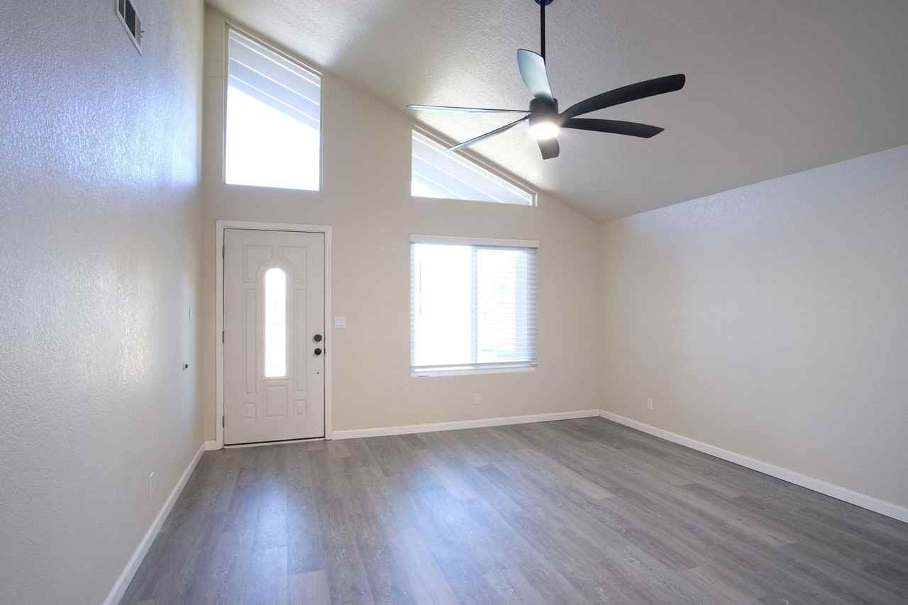 1058 Locust Ave - Photo 6 of 24